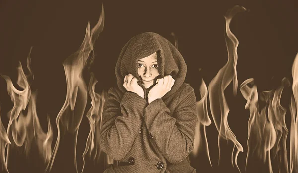 Ceket ve soğuk ile genç ve güzel kız