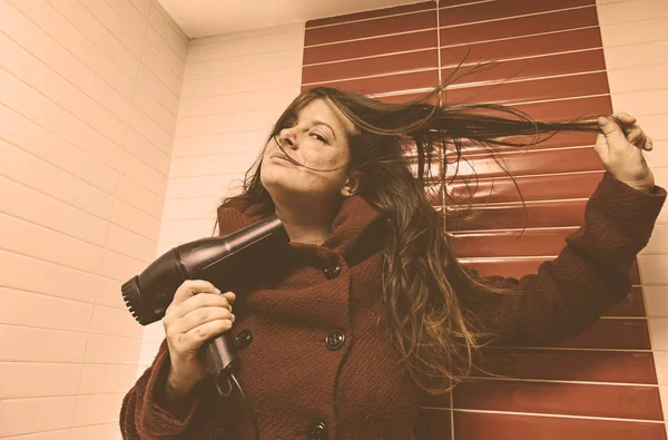 Mujer secándose el pelo —  Fotos de Stock