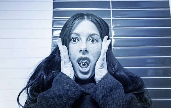 Donna pazza paranoica — Foto Stock