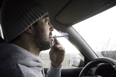 Adam sürüş Sigara