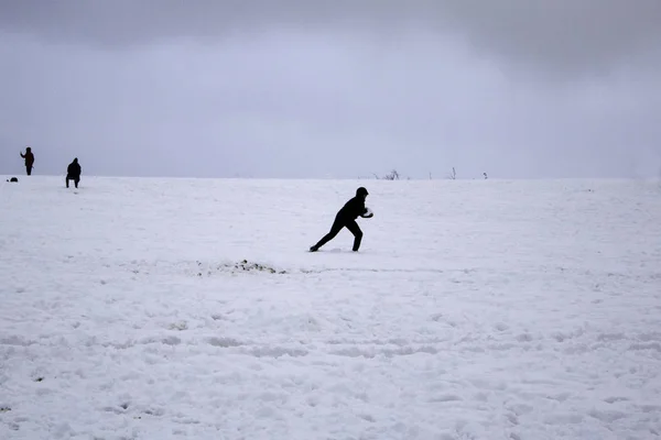 Uomo nella neve — Foto Stock