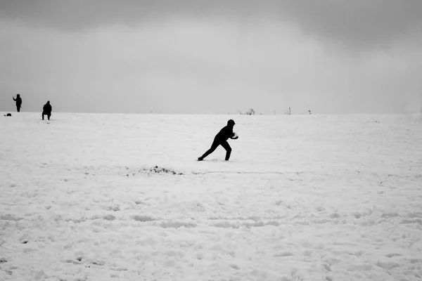 Людина в снігу — стокове фото