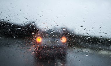 Araba cam yağmur damlaları