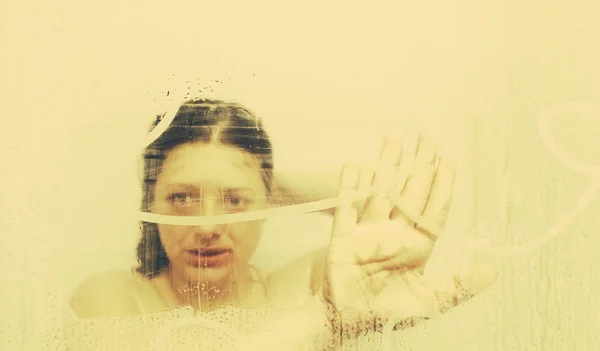 シャワー中の女の子 — ストック写真