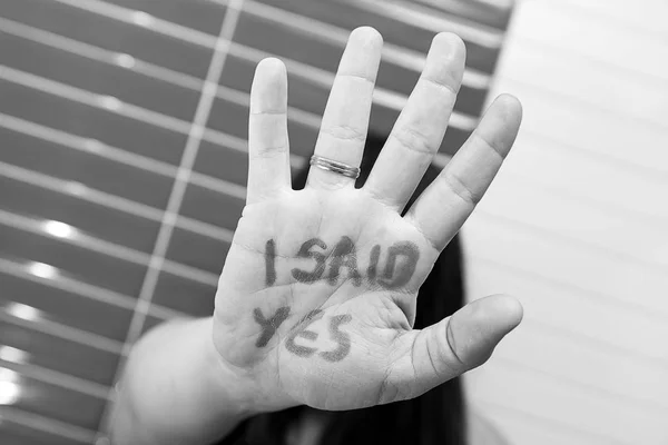 Mujer comprometida en la boda —  Fotos de Stock