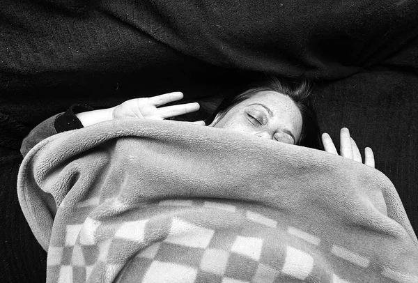 Mulher dormindo com cobertor — Fotografia de Stock