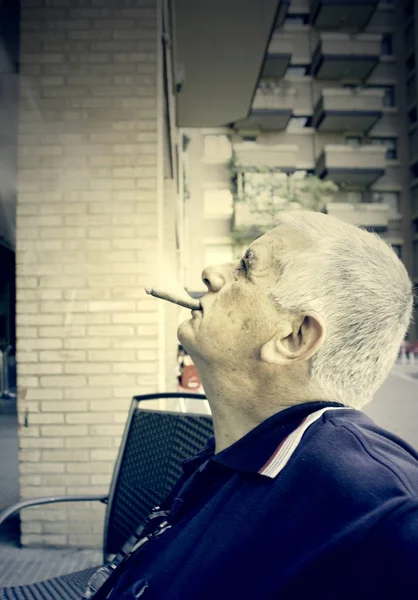 Homem fumador puro — Fotografia de Stock