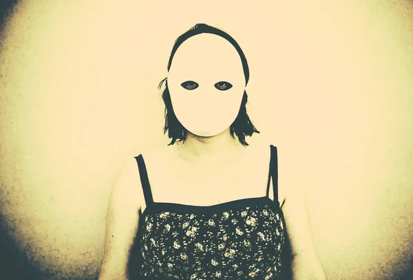 Κορίτσι με μάσκα — Φωτογραφία Αρχείου
