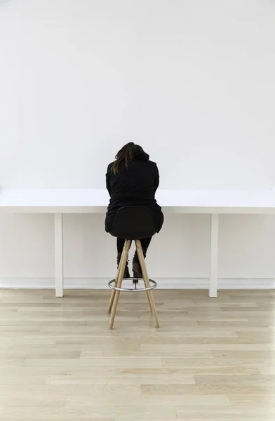 Woman sitting in office — Stock Photo, Image