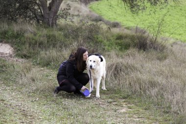 Kadın kucaklama köpek
