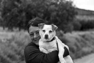 Kadın oynayan köpek