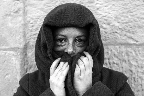Женщина с синяками в глазах — стоковое фото