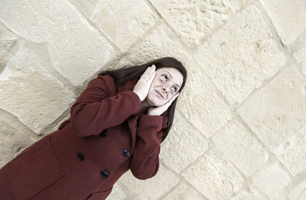 Mujer con los ojos magullados — Foto de Stock