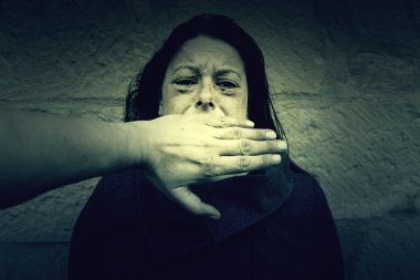 Çürük gözlü kadın