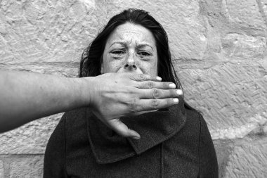 Çürük gözlü kadın