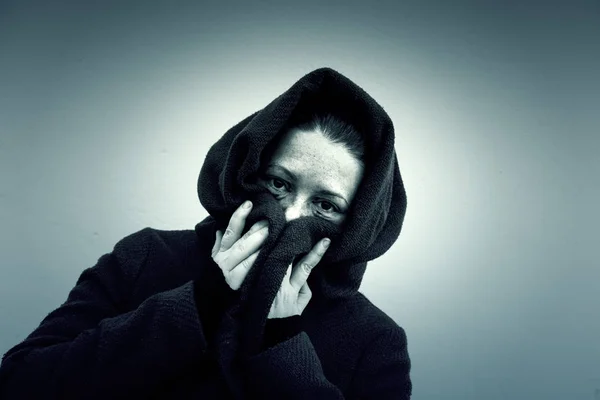 Mujer maltratada con los ojos dañados — Foto de Stock