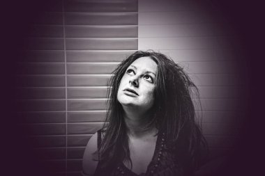 Kadın poz fotoğraf makinesi