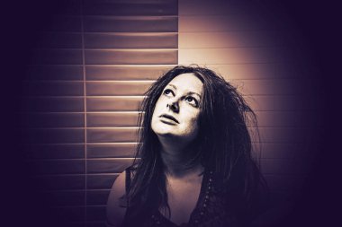 Kadın poz fotoğraf makinesi