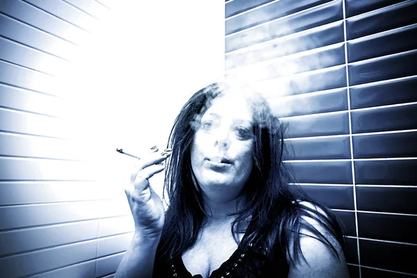 Femme fumant tabac à priser — Photo