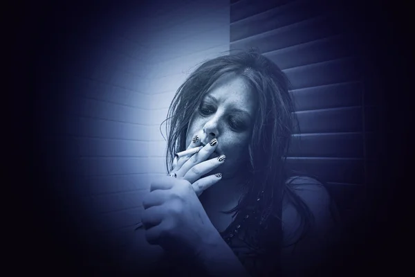女の子の照明タバコ — ストック写真