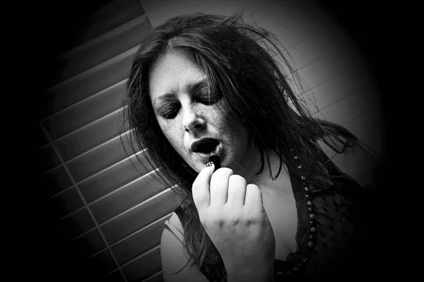 Chica pintando sus labios — Foto de Stock