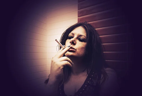 女性の喫煙タバコ — ストック写真
