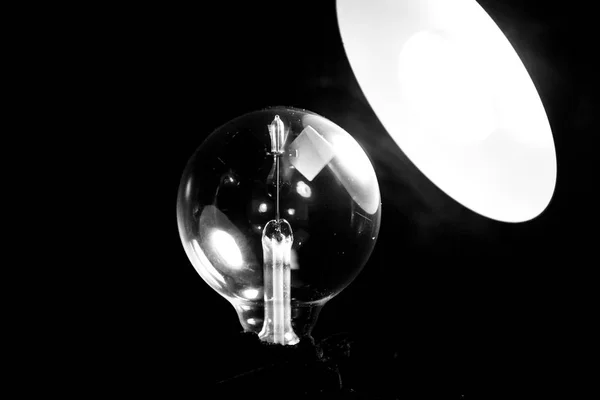 電球の光で — ストック写真