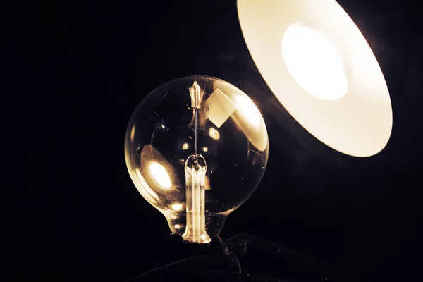 電球の光で — ストック写真