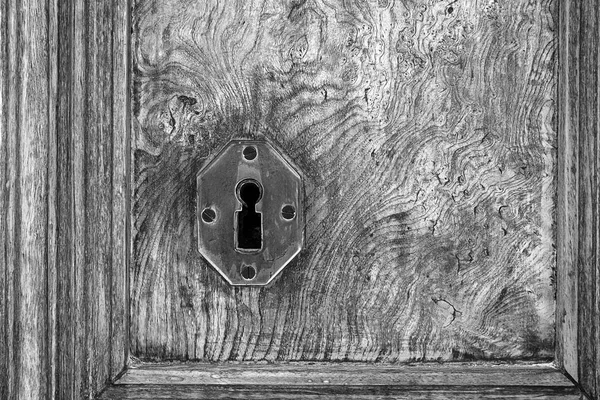 Drzwi drewniane z zamkiem — Zdjęcie stockowe