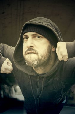 Genç agresif sokak