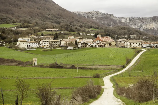 Krajobraz wsi i winnice — Zdjęcie stockowe
