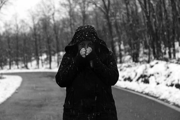 Mulher congelada a nevar — Fotografia de Stock