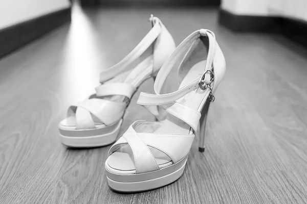 Белые свадебные туфли — стоковое фото