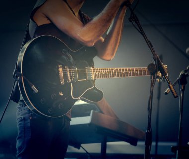 Gitar çalan adam