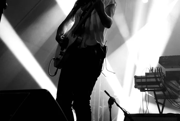 Mujer tocando guitarra — Foto de Stock