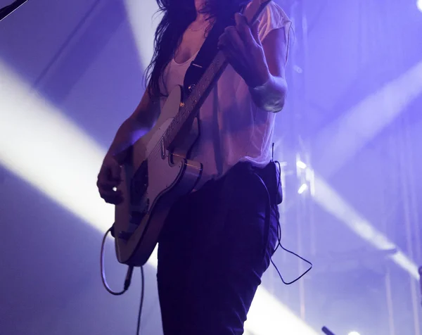 Mulher tocando guitarra — Fotografia de Stock