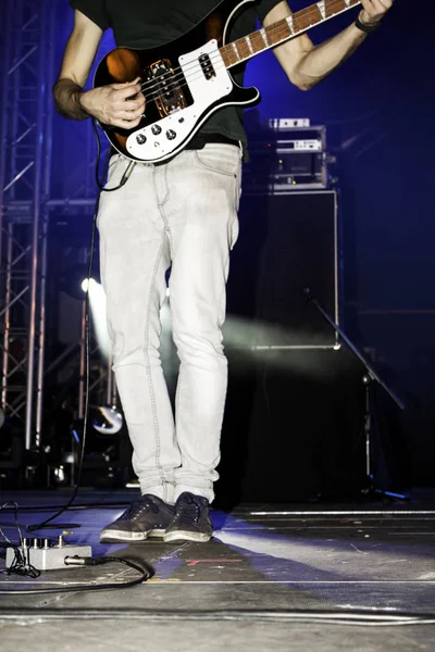 Mann spielt Gitarre — Stockfoto