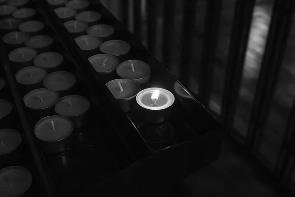 在教会里的蜡烛 — 图库照片