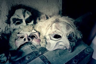 Terör maskeleri dekorasyon