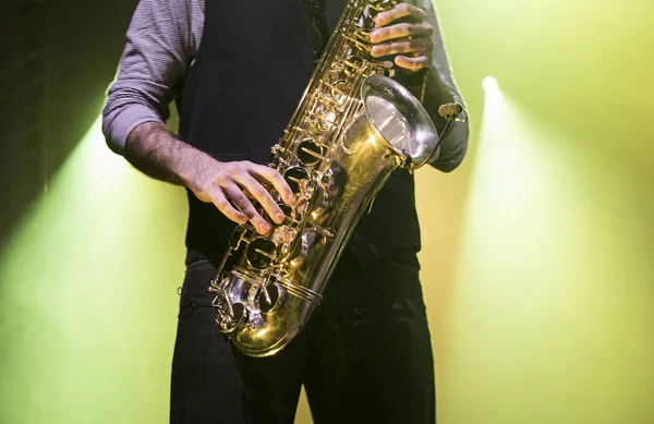 Человек, играющий на саксофоне — стоковое фото