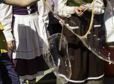 Çocuklar dev sabun köpüğü ile