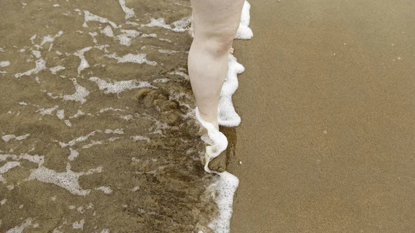 Πόδια στο θαλασσινό νερό — Φωτογραφία Αρχείου