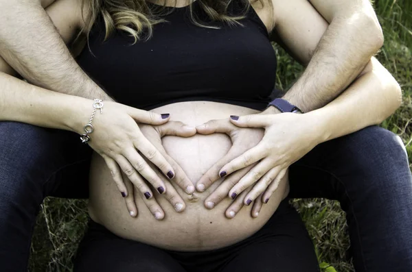 Pár milenců těhotná — Stock fotografie