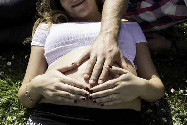 Paar zwangere vriendjes — Stockfoto