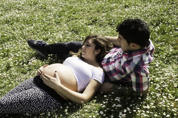 Pár milenců těhotná — Stock fotografie