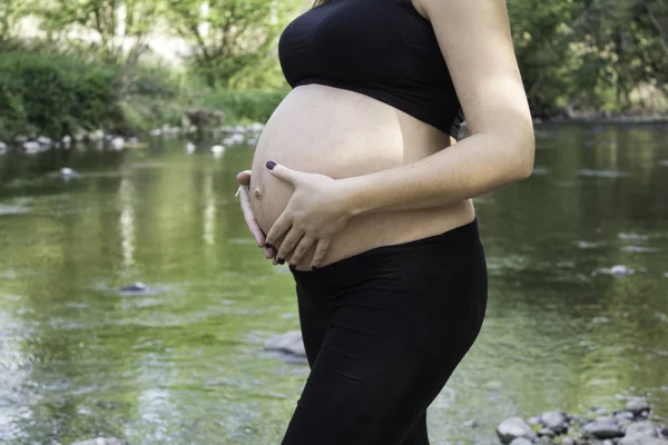 Natureza mulher grávida — Fotografia de Stock
