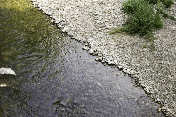 Fluss mit Steinen — Stockfoto