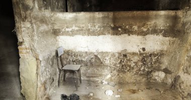 Terk edilmiş evde sandalye