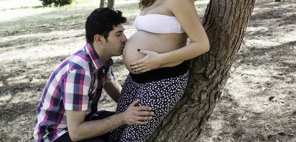 Pari raskaana poikaystäviä — kuvapankkivalokuva
