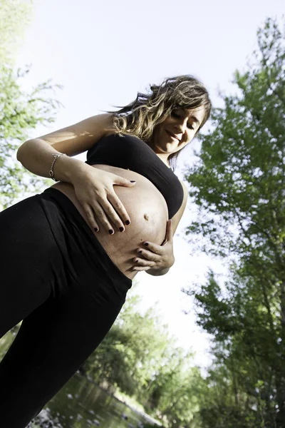 Mujer embarazada naturaleza — Foto de Stock